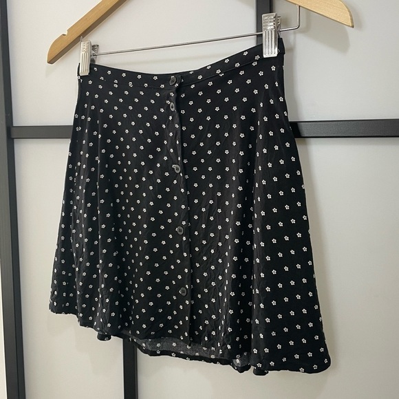 [2] H&M Black & White Flower Print Button Down Mini Skirt Lightweight Flowy - Picture 2 of 8